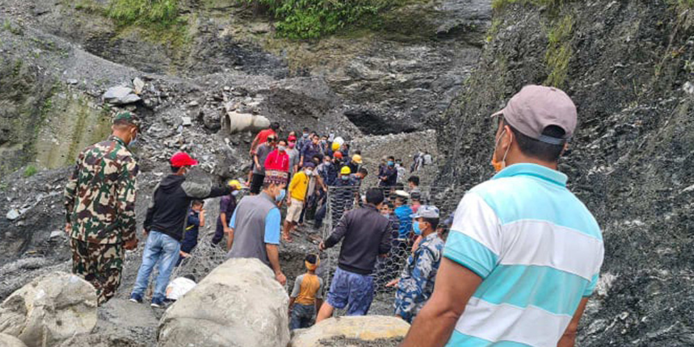 बाढी र पहिरोका कारण १३ सडक अवरुद्ध